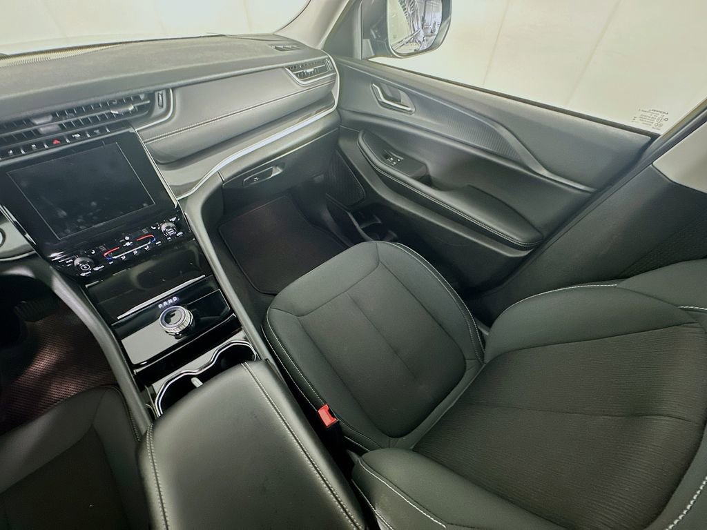 Used 2023 Jeep Grand Cherokee Laredo w/ Luxury Tech Group I image 11