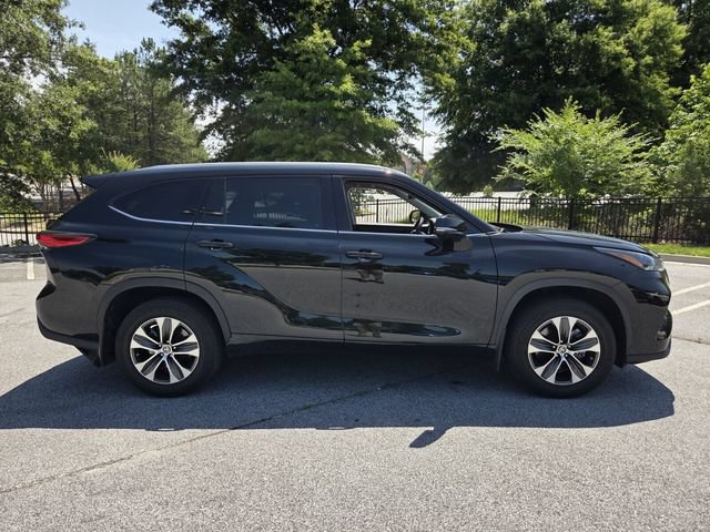 Used 2022 Toyota Highlander XLE AWD/4WD image 4
