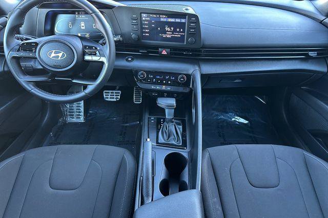 Used 2025 Hyundai Elantra Sport image 14