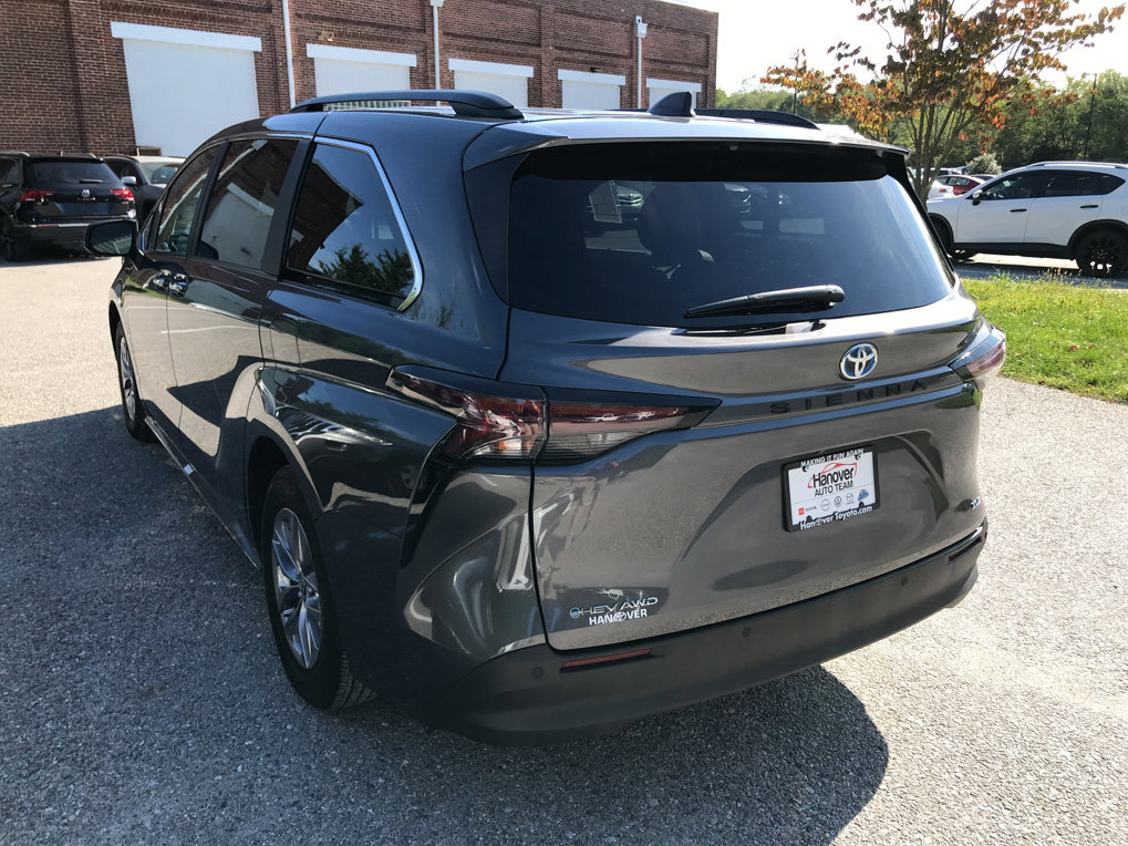 Used 2025 Toyota Sienna XLE image 6