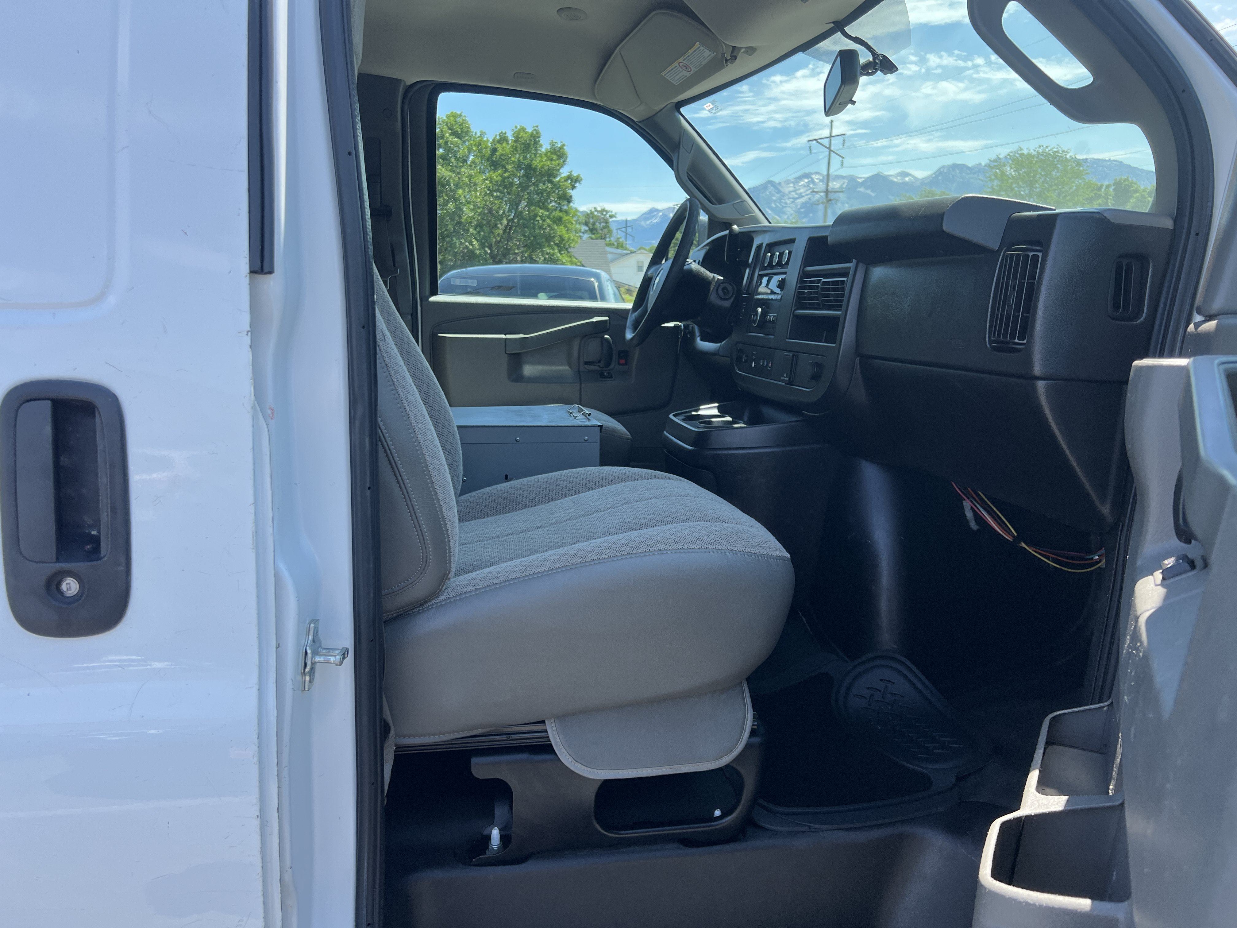 Used 2019 Chevrolet Express 2500 Extended RWD image 11