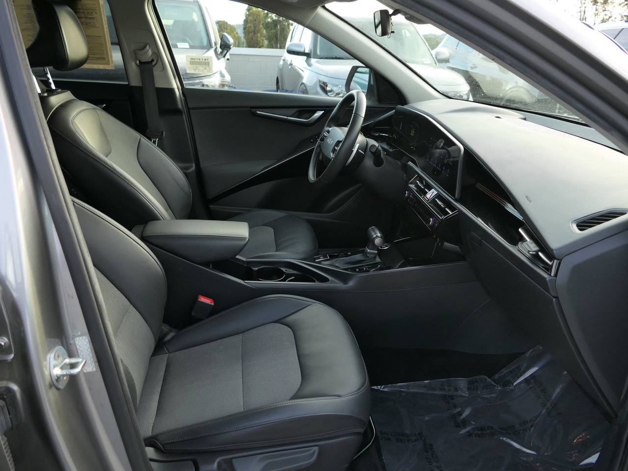 Used 2023 Kia Niro EX image 31