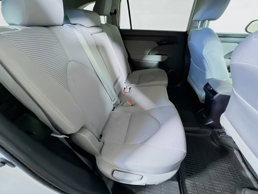 Used 2023 Toyota Highlander L image 25