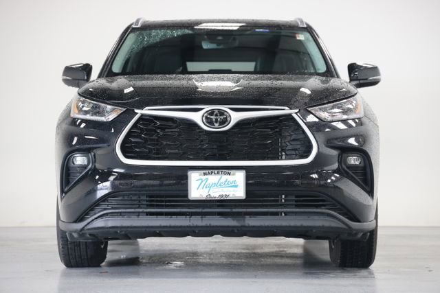 Used 2021 Toyota Highlander XLE AWD/4WD image 2