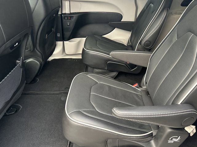 Certified 2024 Chrysler Pacifica Limited image 27