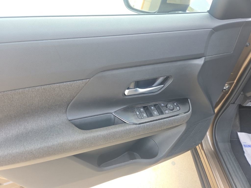 Used 2025 Nissan Kicks SV AWD/4WD image 12