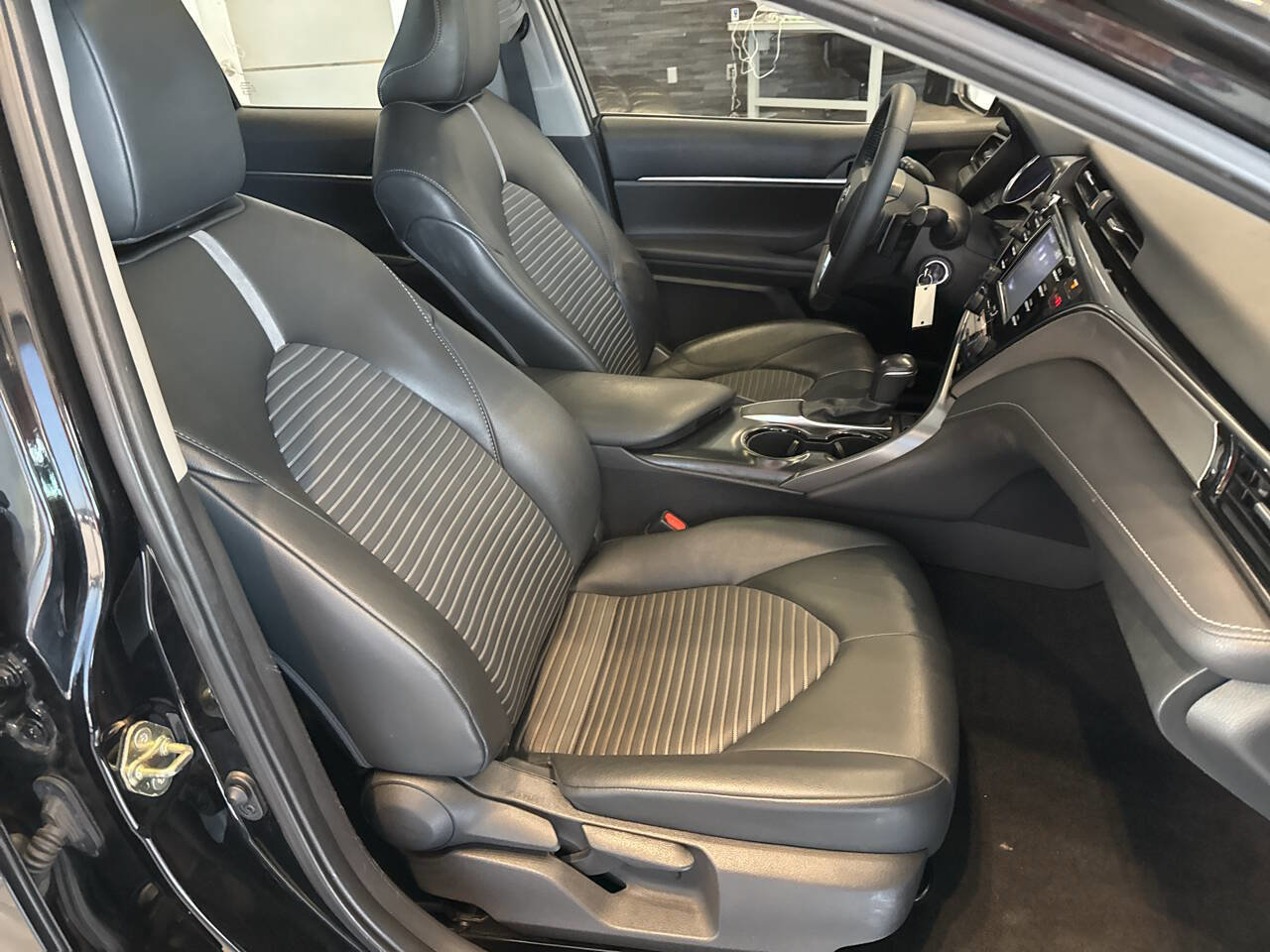 Used 2020 Toyota Camry SE w/ Phone Cable & Charge Package image 32