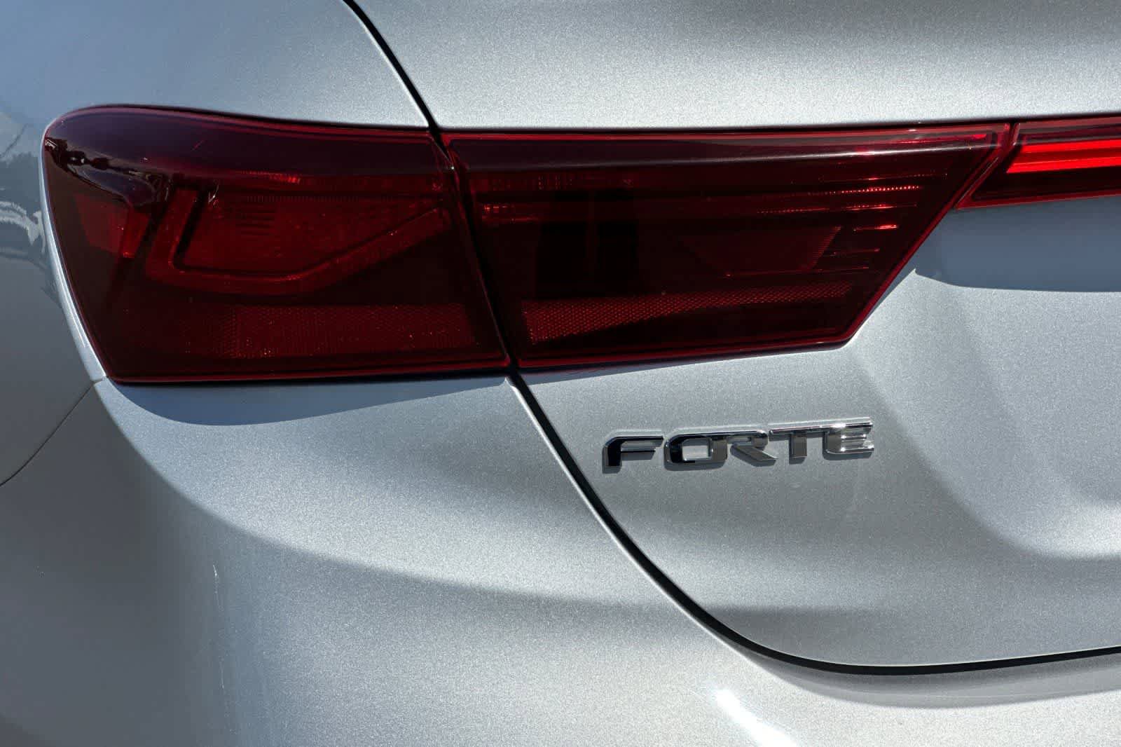 Used 2020 Kia Forte LXS FWD image 28