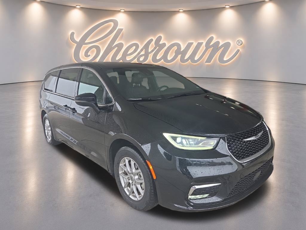 Used 2025 Chrysler Pacifica Select FWD image 3
