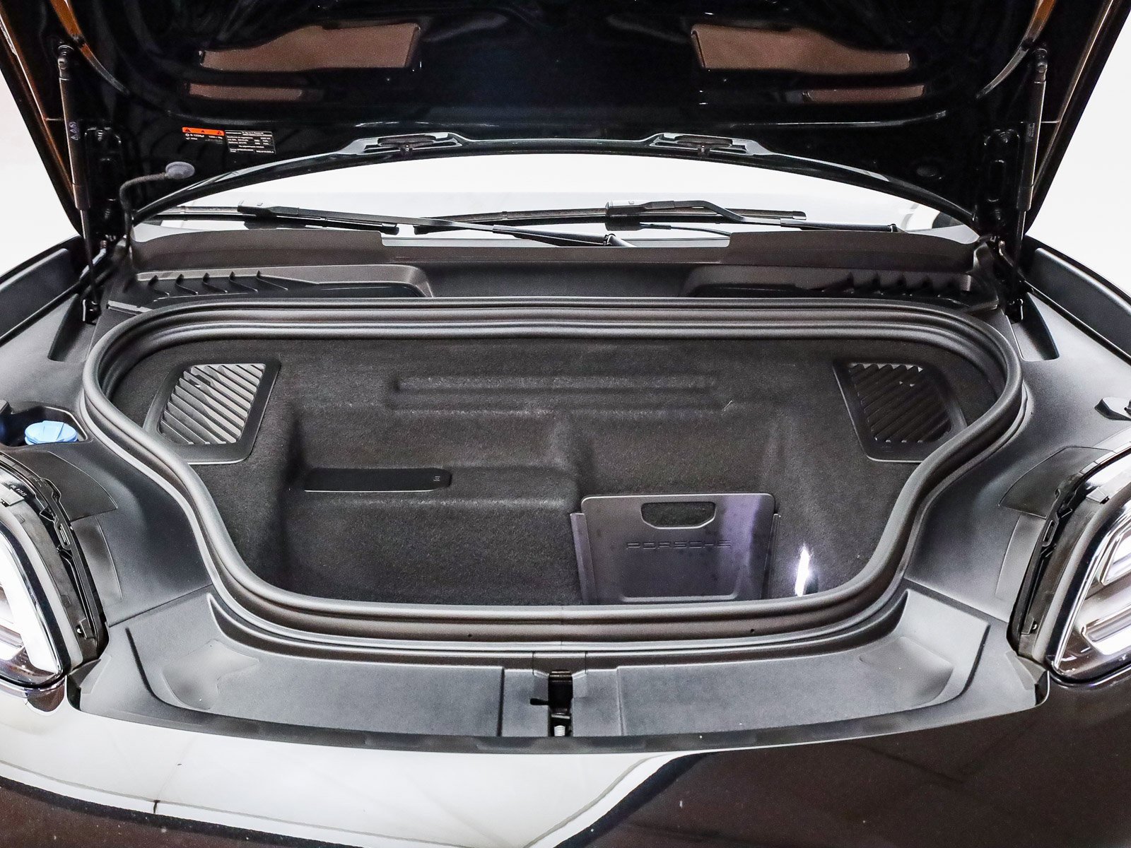 Used 2025 Porsche Macan Electric image 32