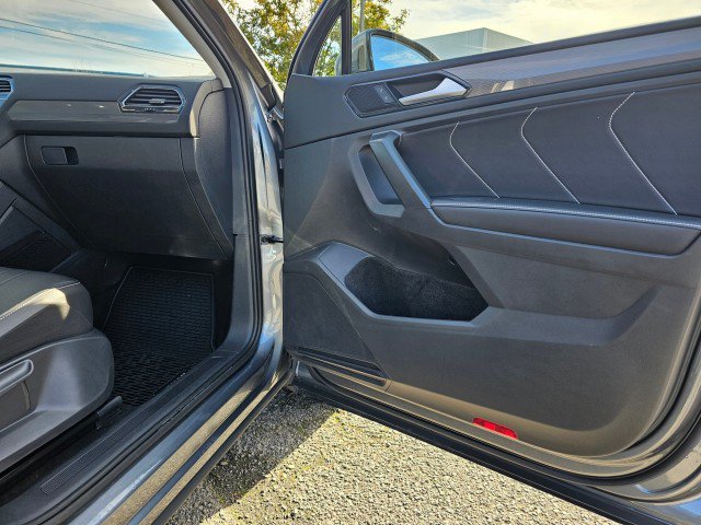 Used 2024 Volkswagen Tiguan SE w/ Panoramic Sunroof Package AWD/4WD image 12