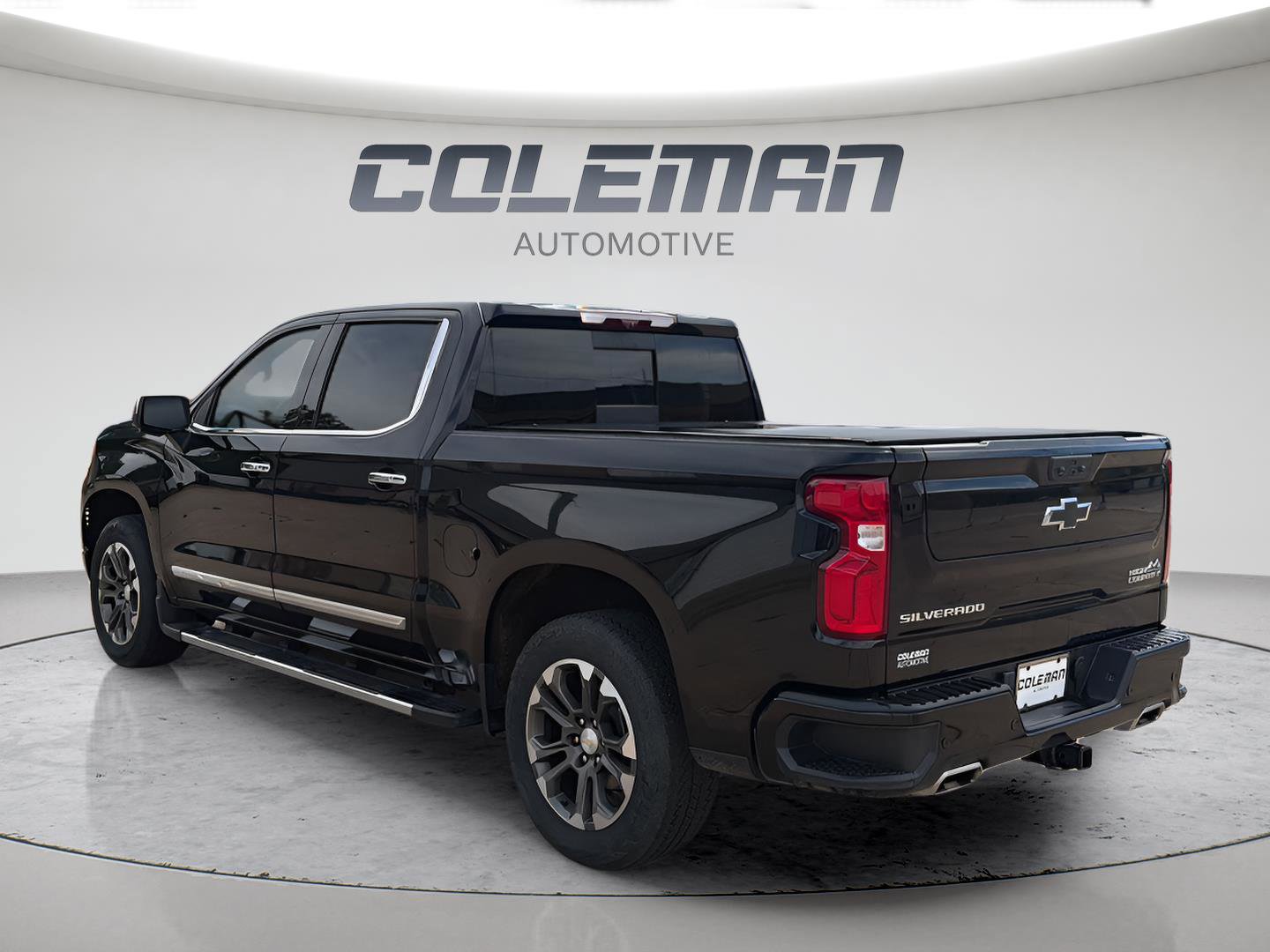 Used 2023 Chevrolet Silverado 1500 High Country w/ Technology Package AWD/4WD image 3