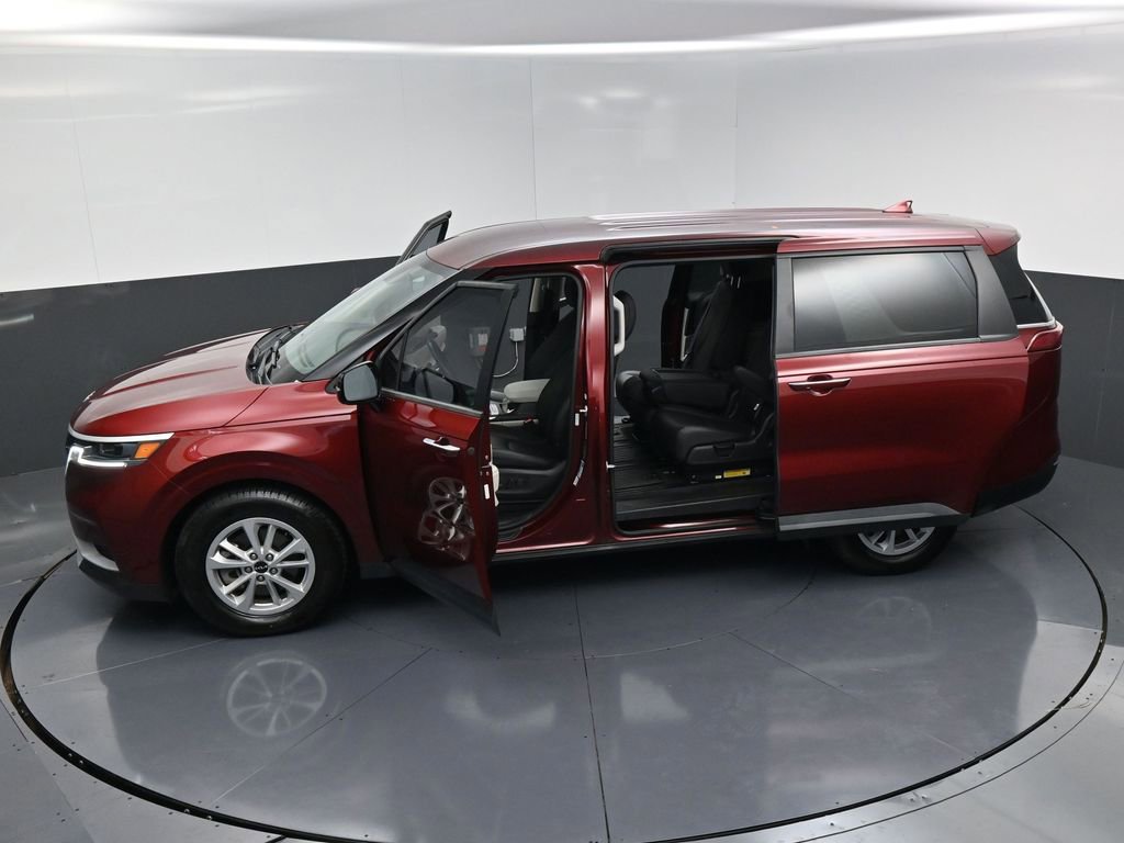 Used 2024 Kia Carnival LX image 30