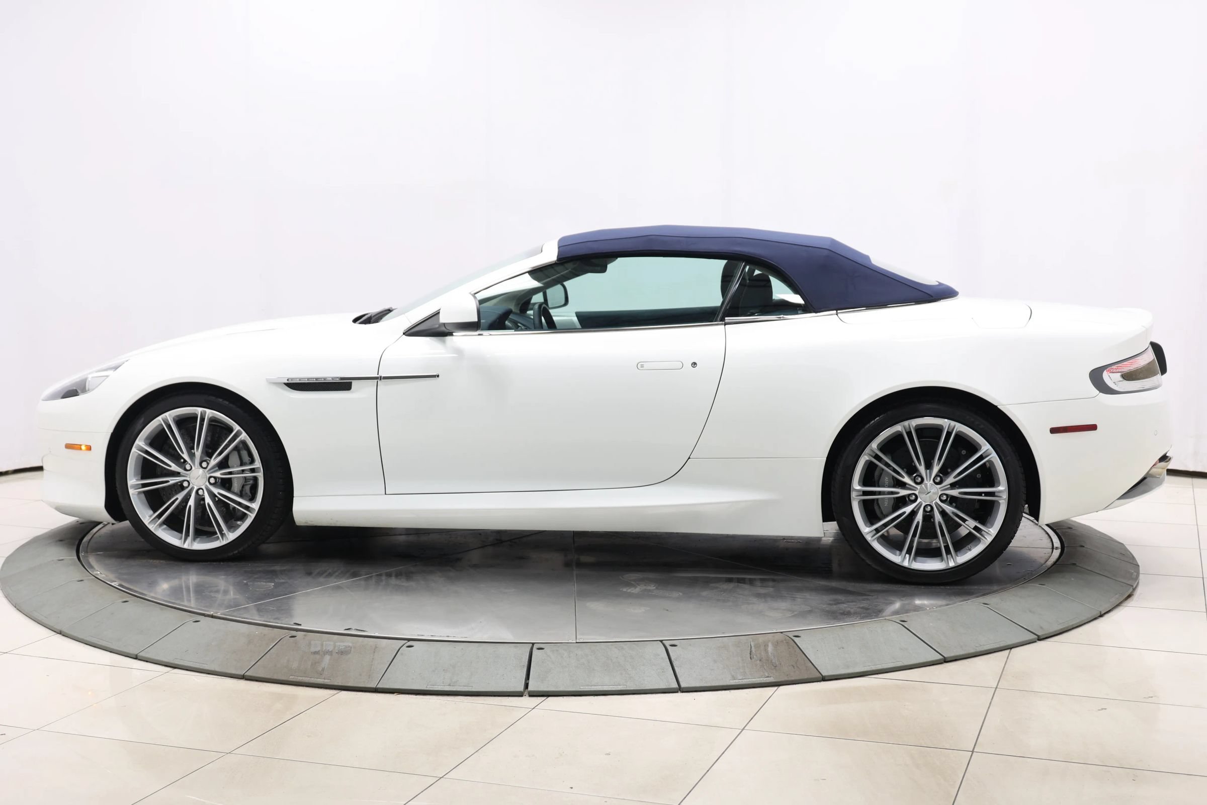 Used 2012 Aston Martin Virage Volante RWD image 96