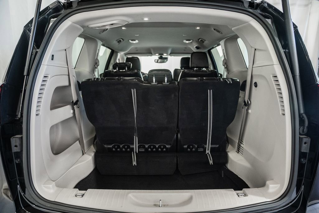 Used 2024 Chrysler Pacifica Touring-L image 10