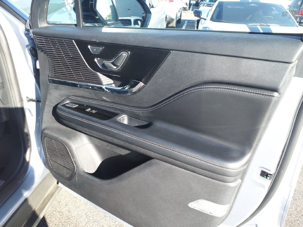Used 2022 Lincoln Corsair AWD w/ Premium Package image 11