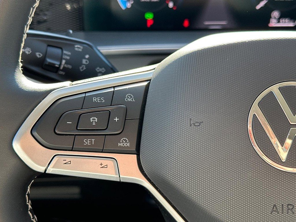 Used 2025 Volkswagen Tiguan SE image 23