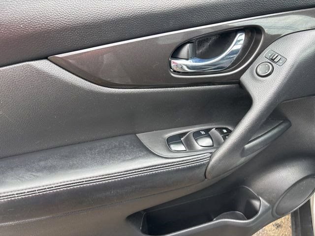 Used 2020 Nissan Rogue SV FWD image 13