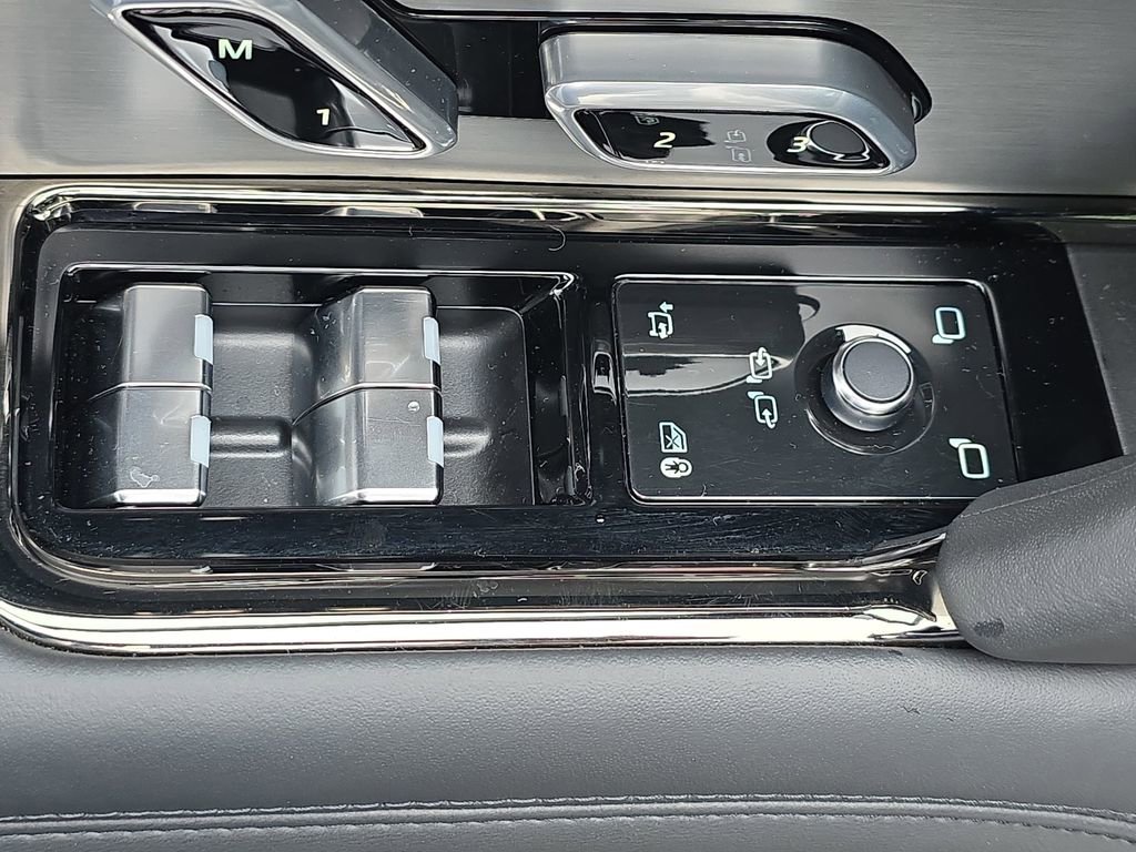 Used 2025 Land Rover Range Rover Sport SE image 32