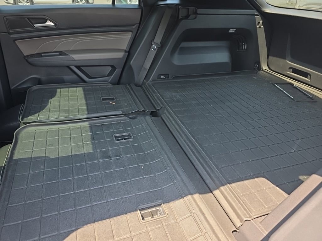 Used 2021 Volkswagen Atlas Cross Sport SE w/ Panoramic Sunroof Package image 17