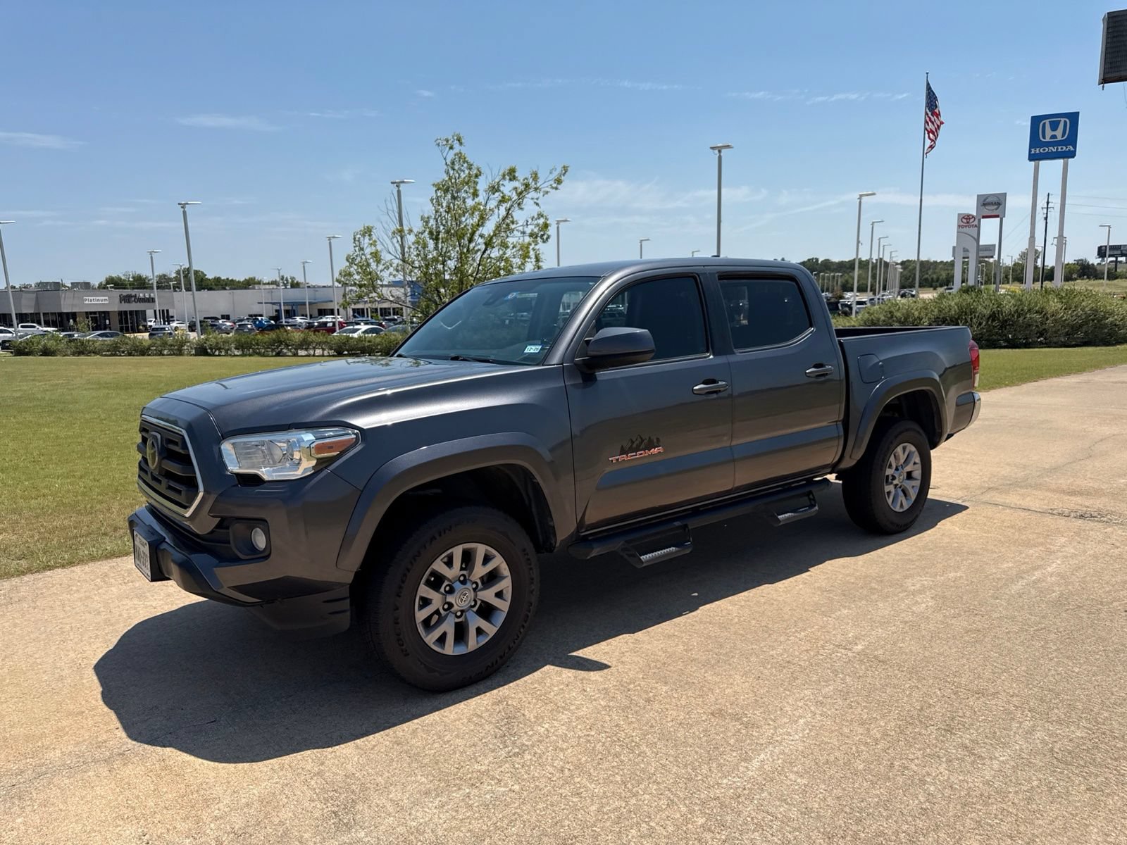 Used 2019 Toyota Tacoma SR5 RWD image 2