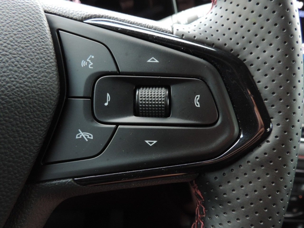 Used 2024 Chevrolet TrailBlazer RS w/ Driver Confidence Package FWD image 28