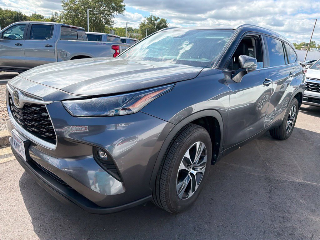 Used 2025 Toyota Highlander XLE FWD image 2