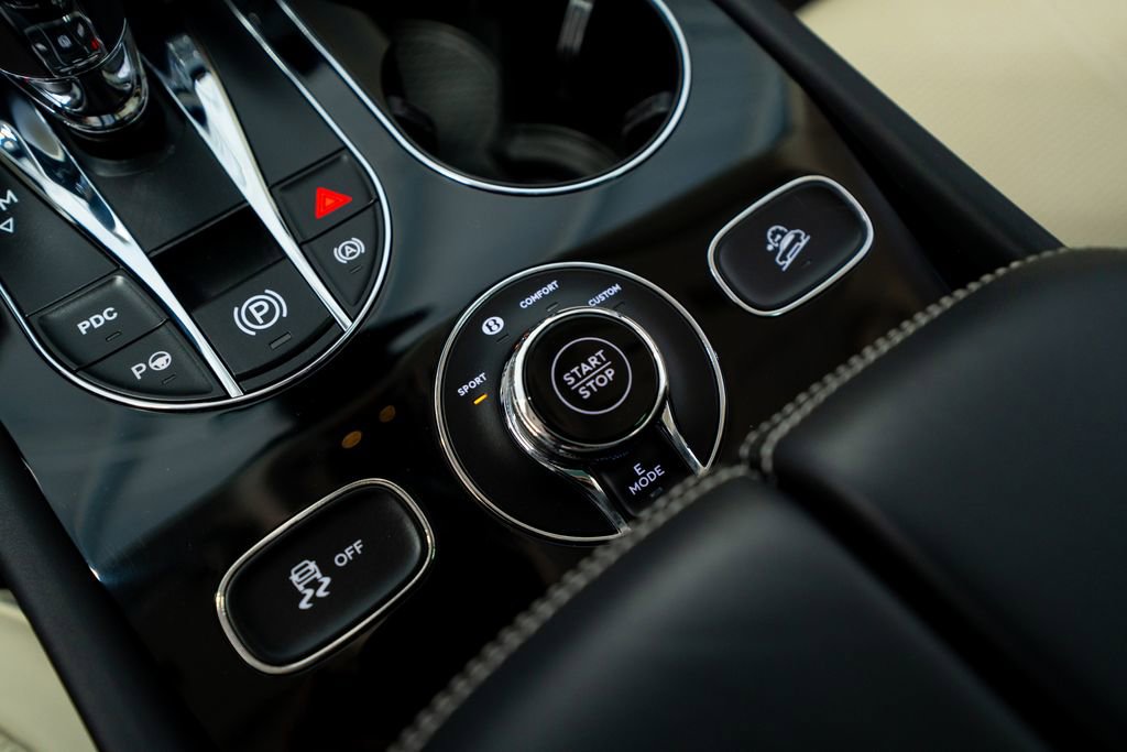 Used 2021 Bentley Bentayga Plug-In Hybrid image 46