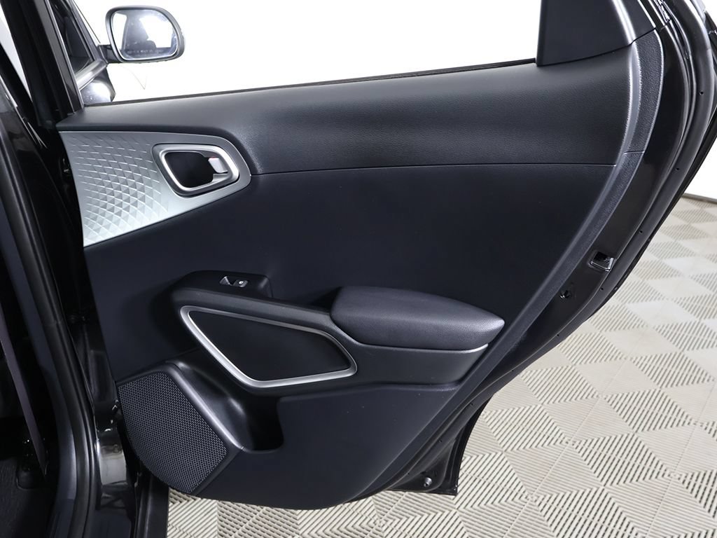 Used 2025 Kia Soul LX w/ LX Technology Package FWD image 24