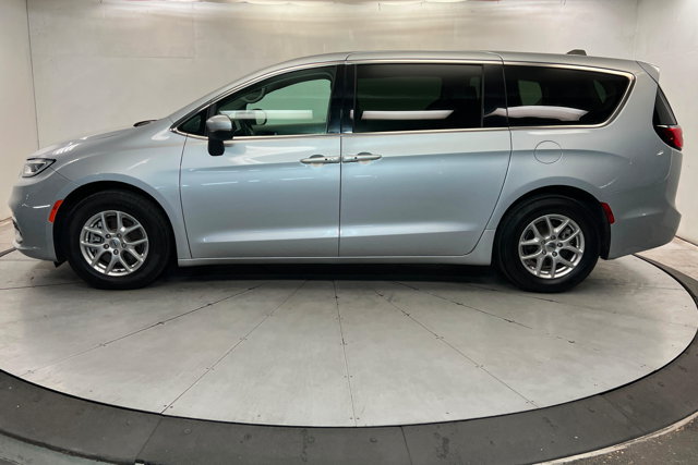 Used 2023 Chrysler Pacifica Touring-L FWD image 2