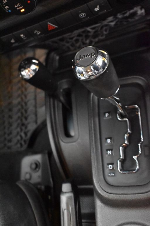 Used 2015 Jeep Wrangler Unlimited Sahara w/ Connectivity Group image 24