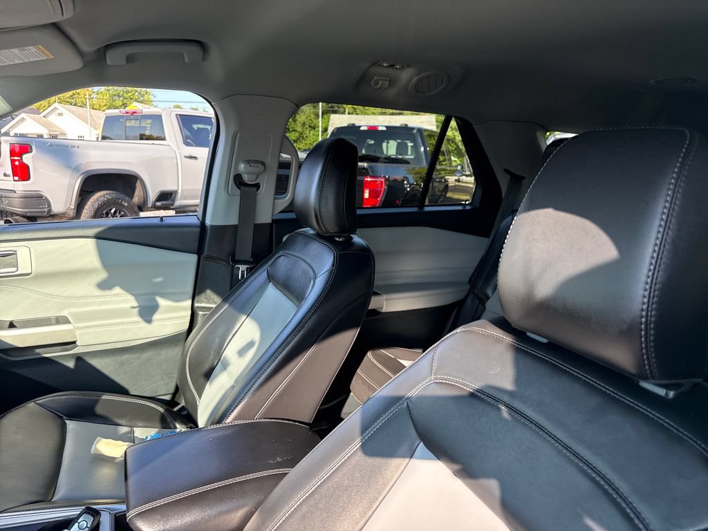 Used 2023 Ford Explorer XLT w/ Equipment Group 202A AWD/4WD image 27
