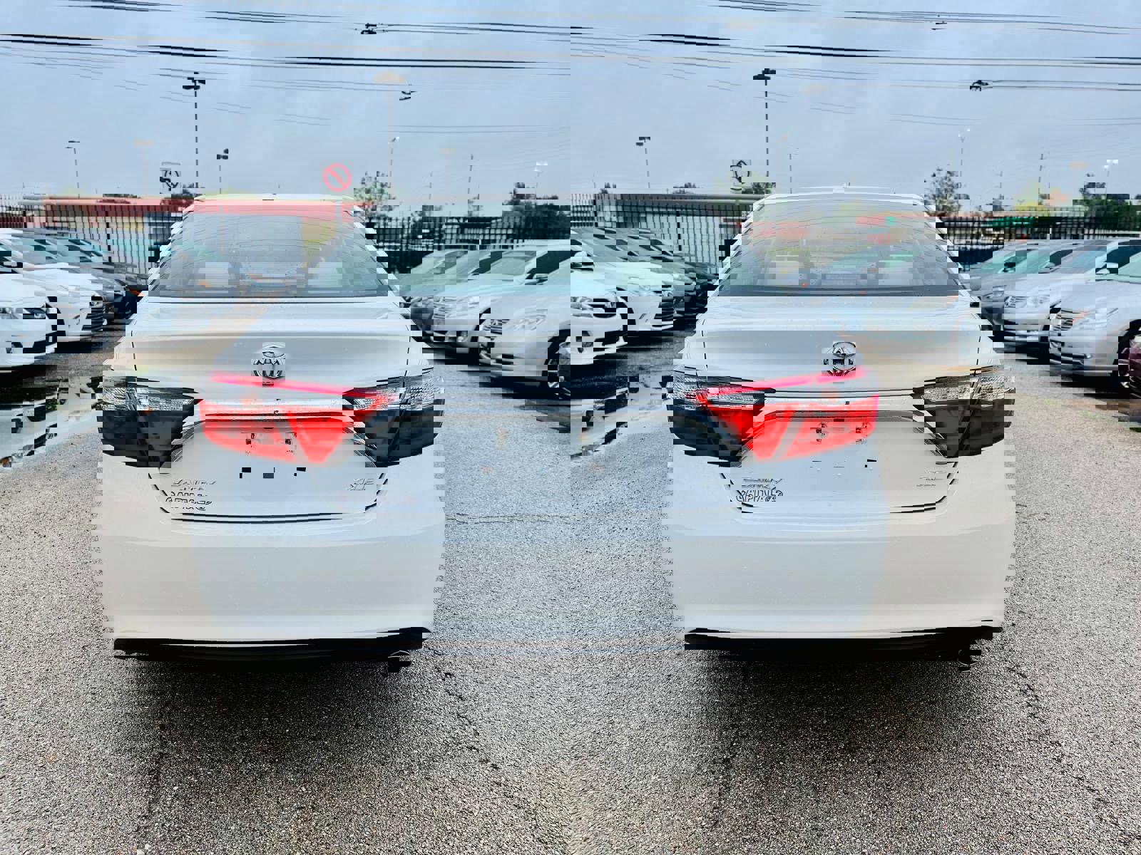 Used 2015 Toyota Camry XLE w/ Moonroof Package image 6