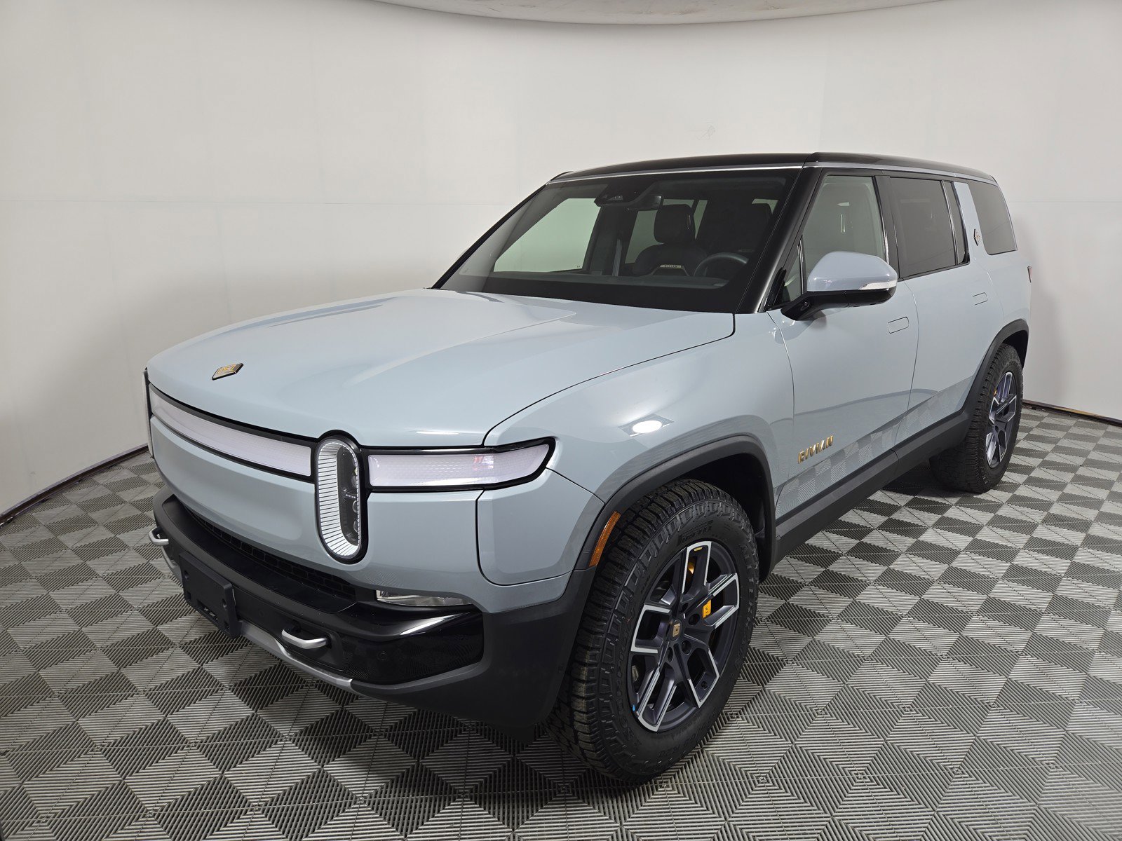 Used 2023 Rivian R1S Adventure AWD/4WD image 1