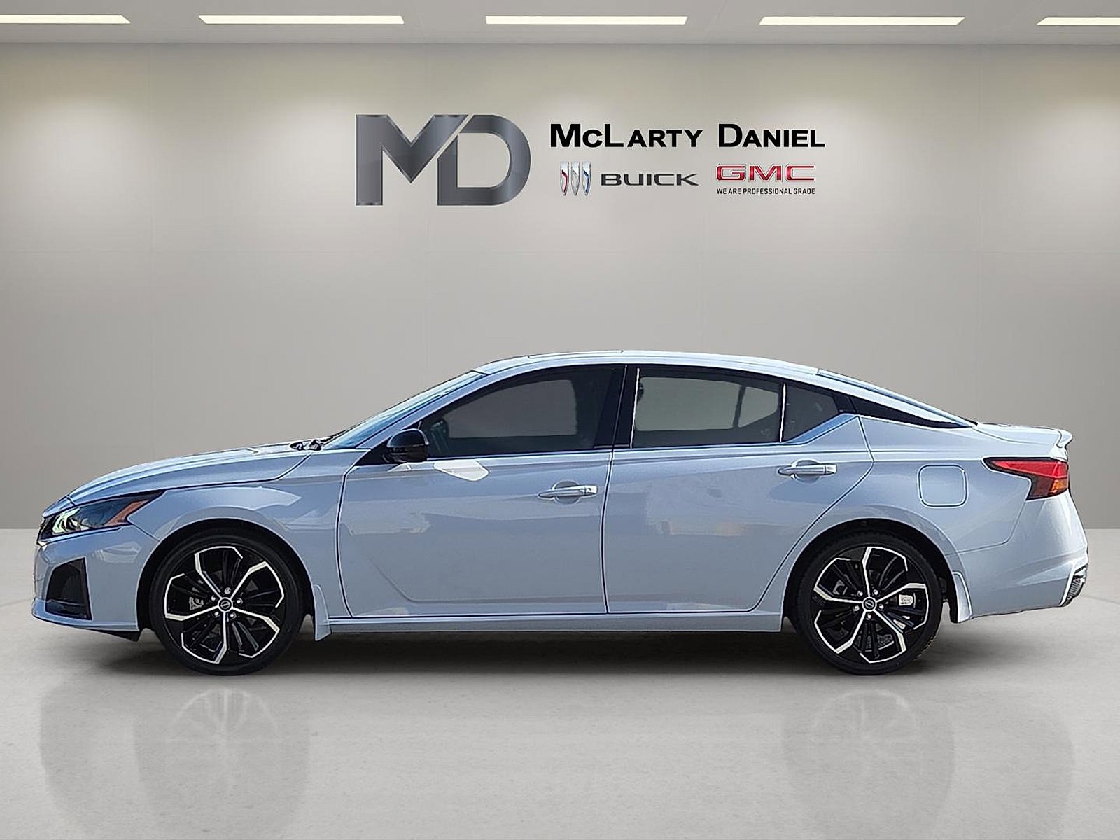 Used 2023 Nissan Altima 2.5 SR w/ SR Premium Package image 3