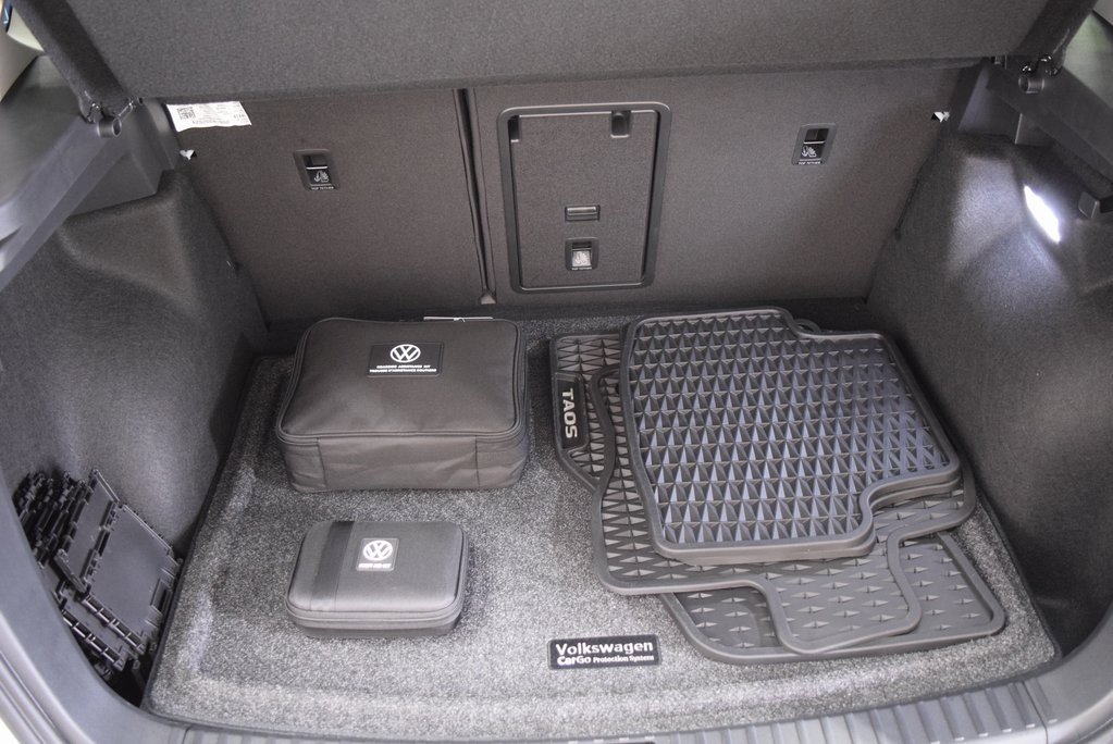 New 2025 Volkswagen Taos SE image 9