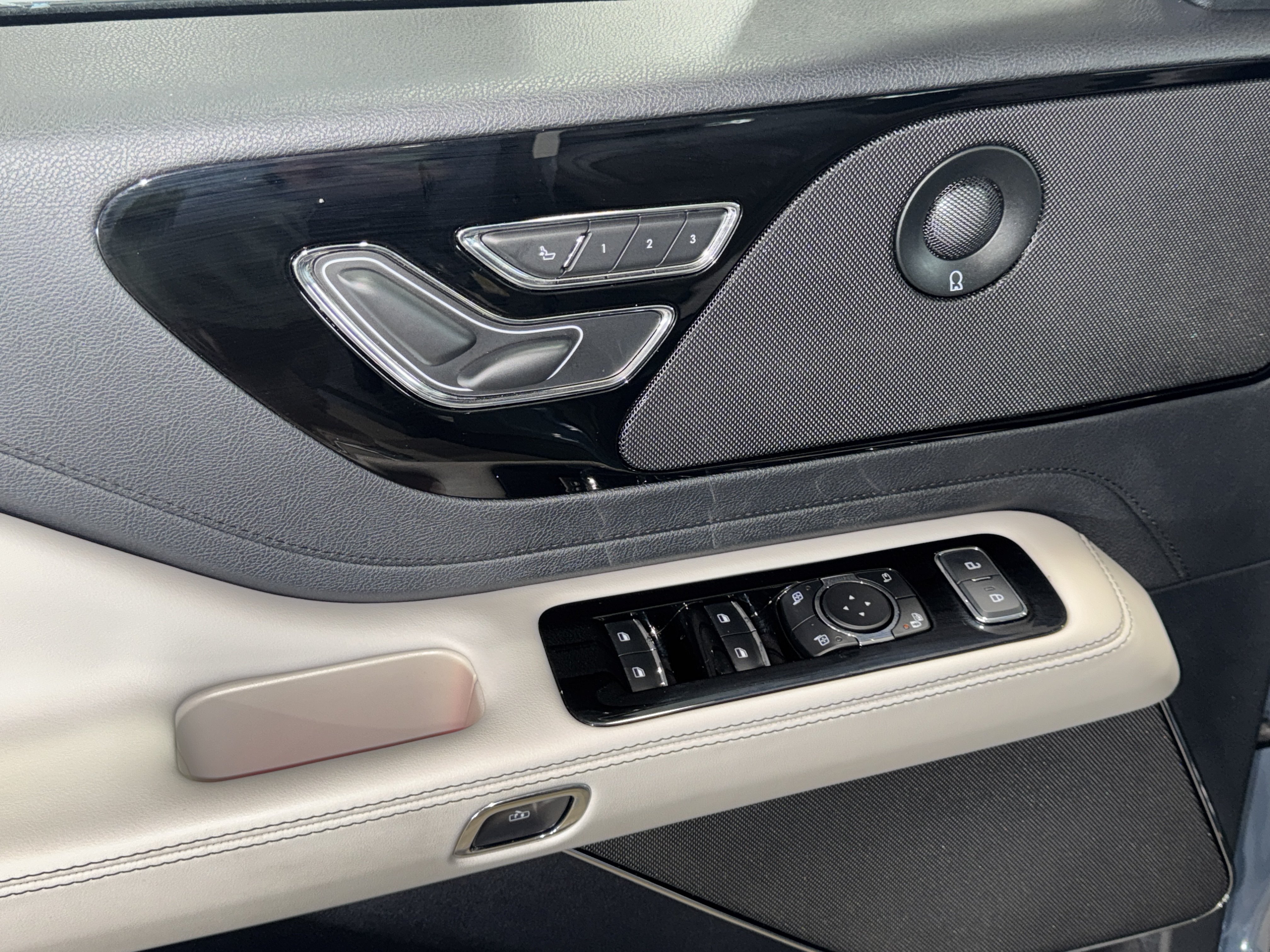 Used 2025 Lincoln Aviator Reserve w/ Jet Appearance Package RWD image 19