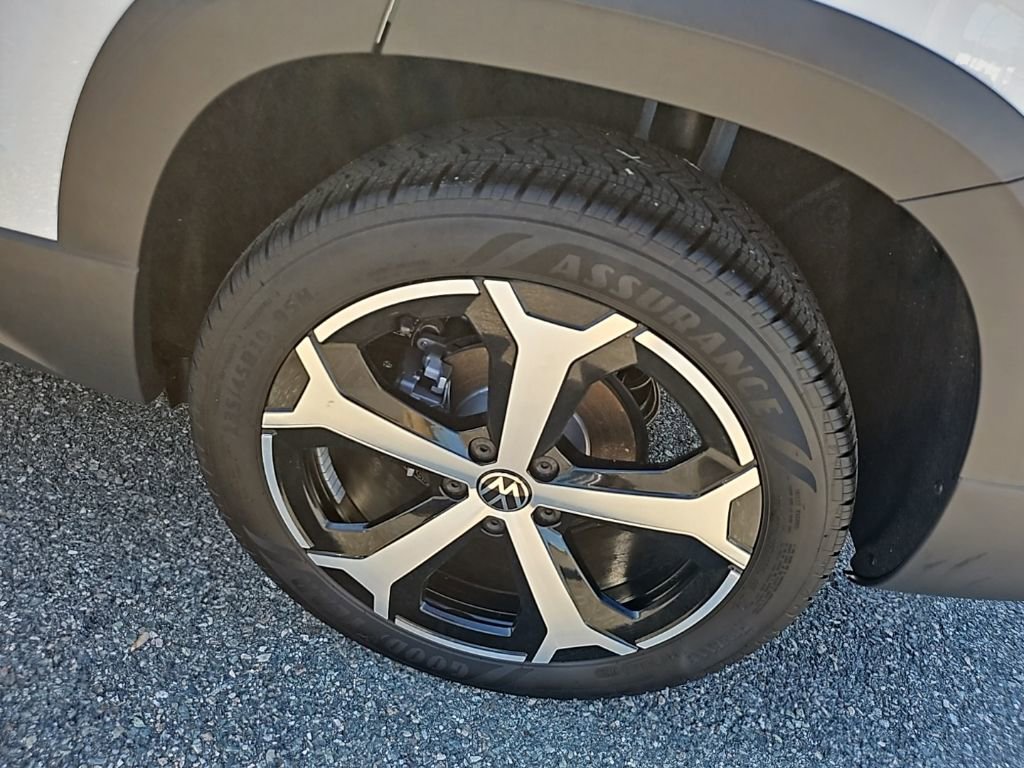 Certified 2025 Volkswagen Taos SEL image 17