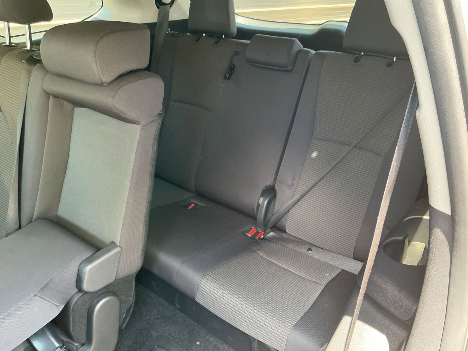 Used 2025 Toyota Highlander LE FWD image 25