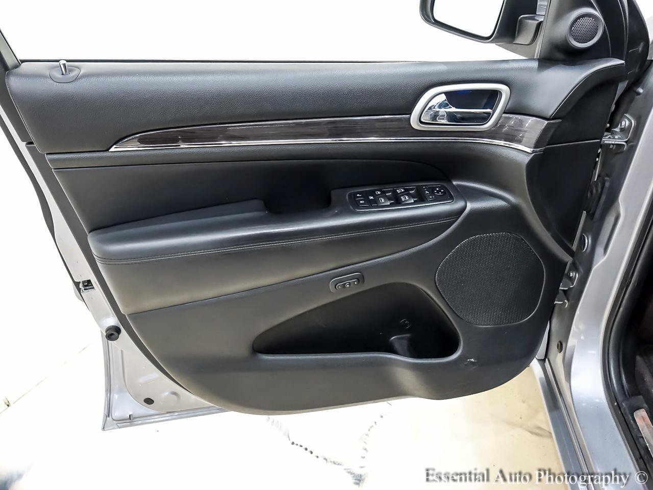 Used 2018 Jeep Grand Cherokee Overland AWD/4WD image 26