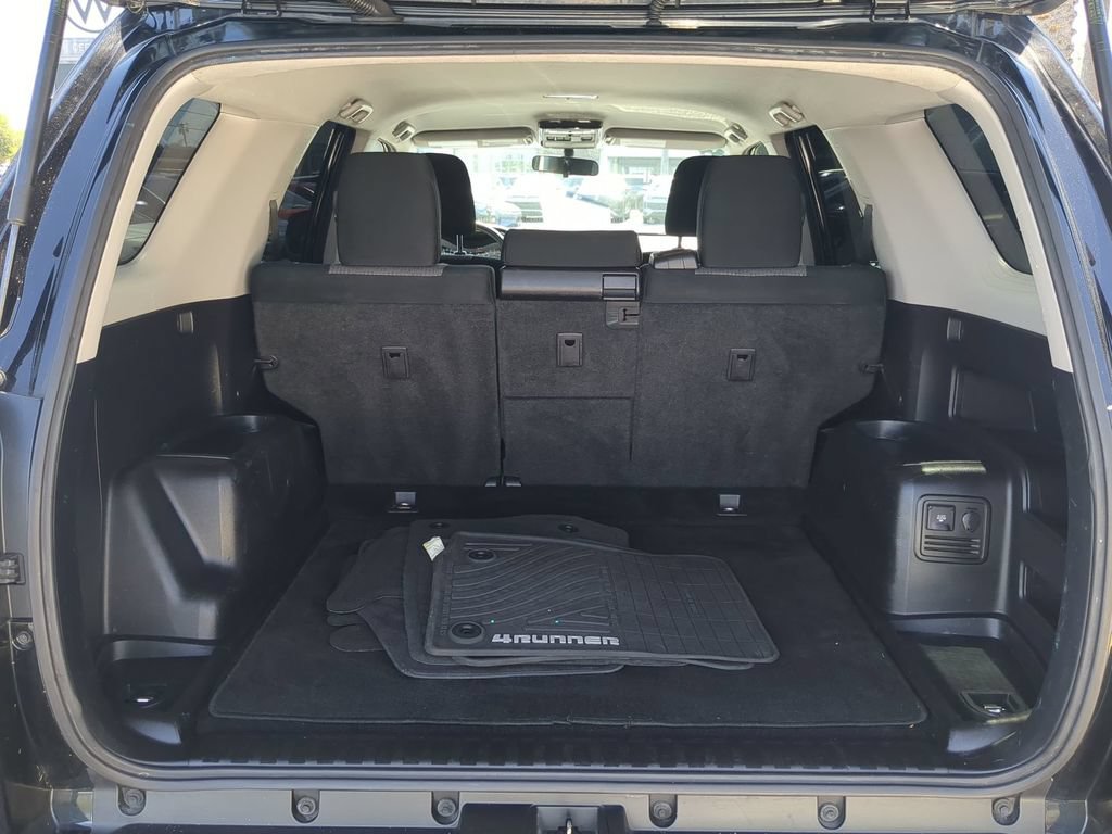 Used 2019 Toyota 4Runner SR5 AWD/4WD image 9