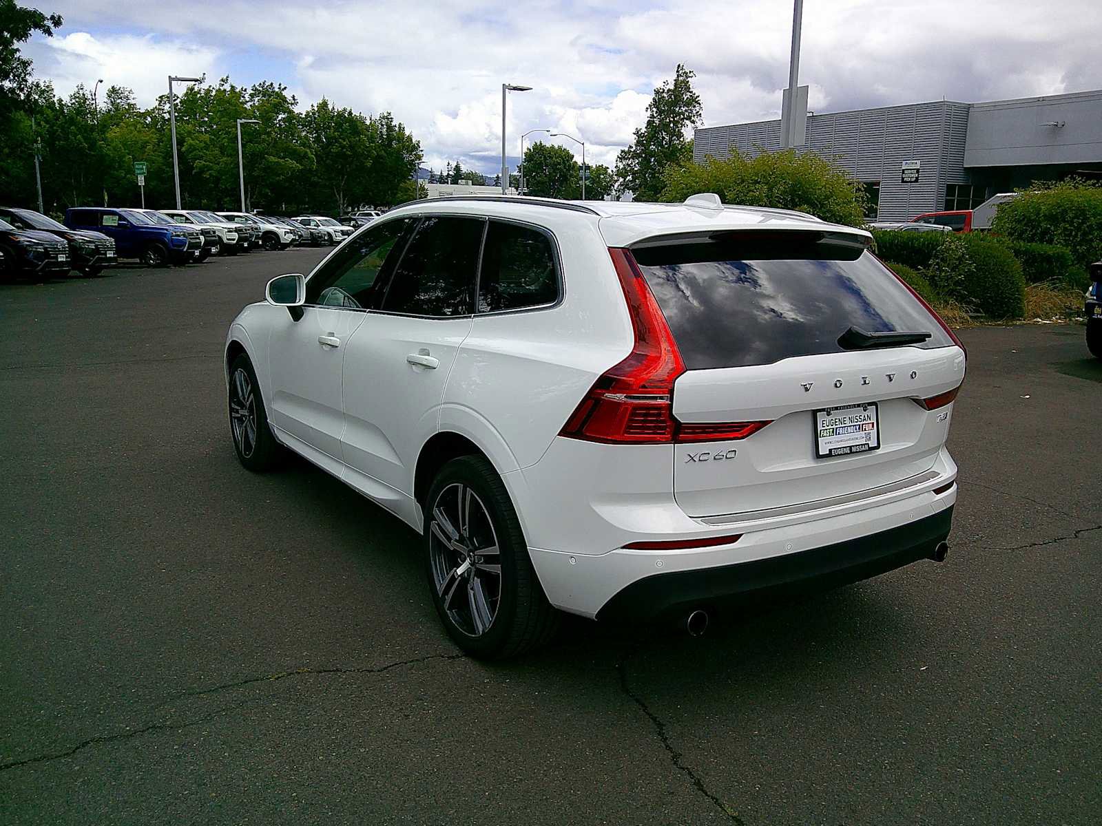 Used 2019 Volvo XC60 T5 Momentum w/ Premium Package AWD/4WD image 3