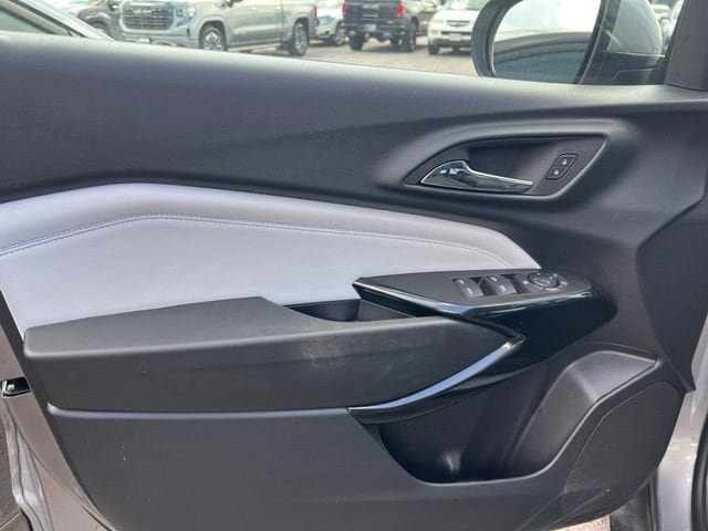 Used 2025 Chevrolet Trax LT FWD image 9