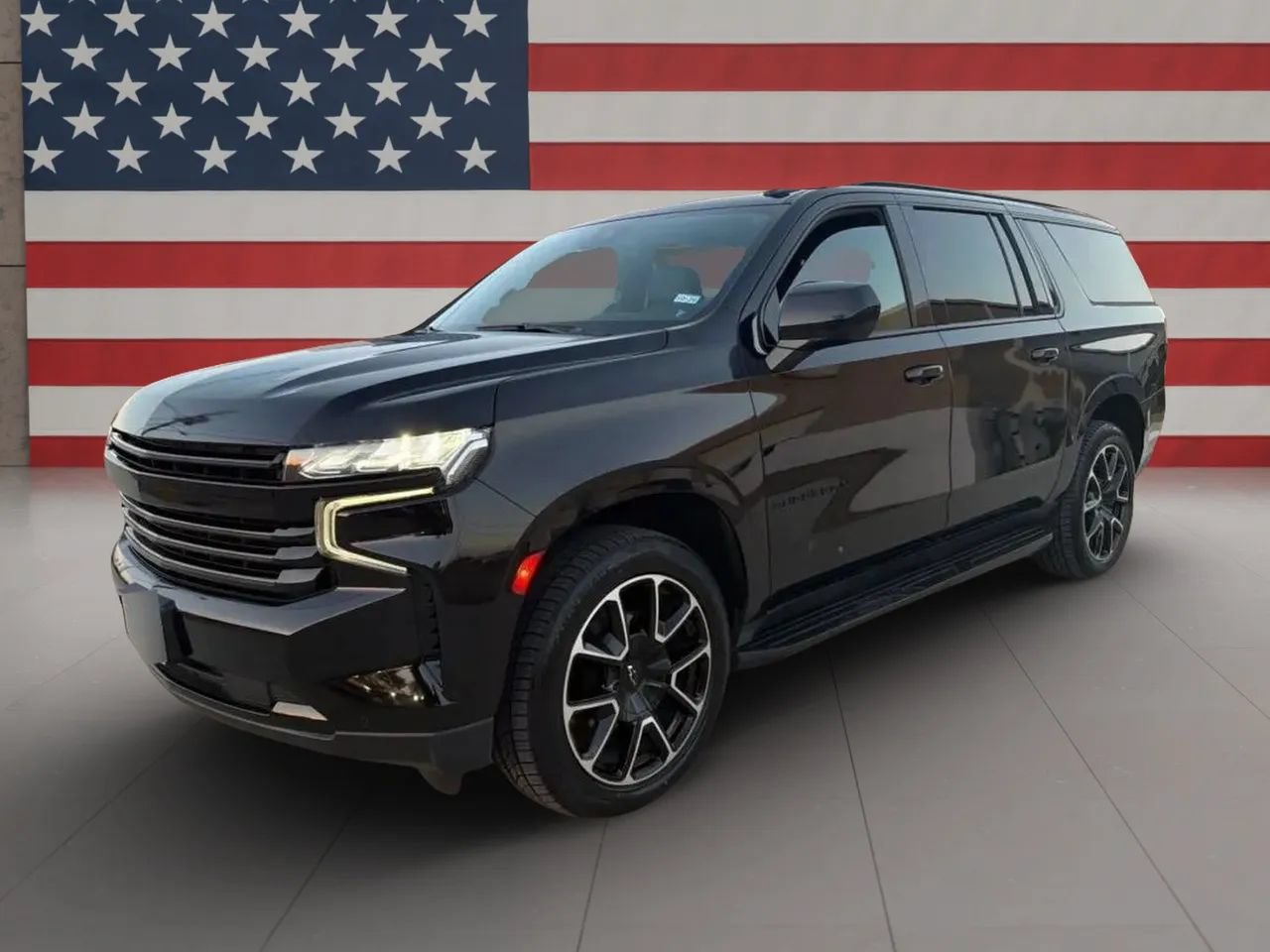 Used 2024 Chevrolet Suburban RST RWD image 2