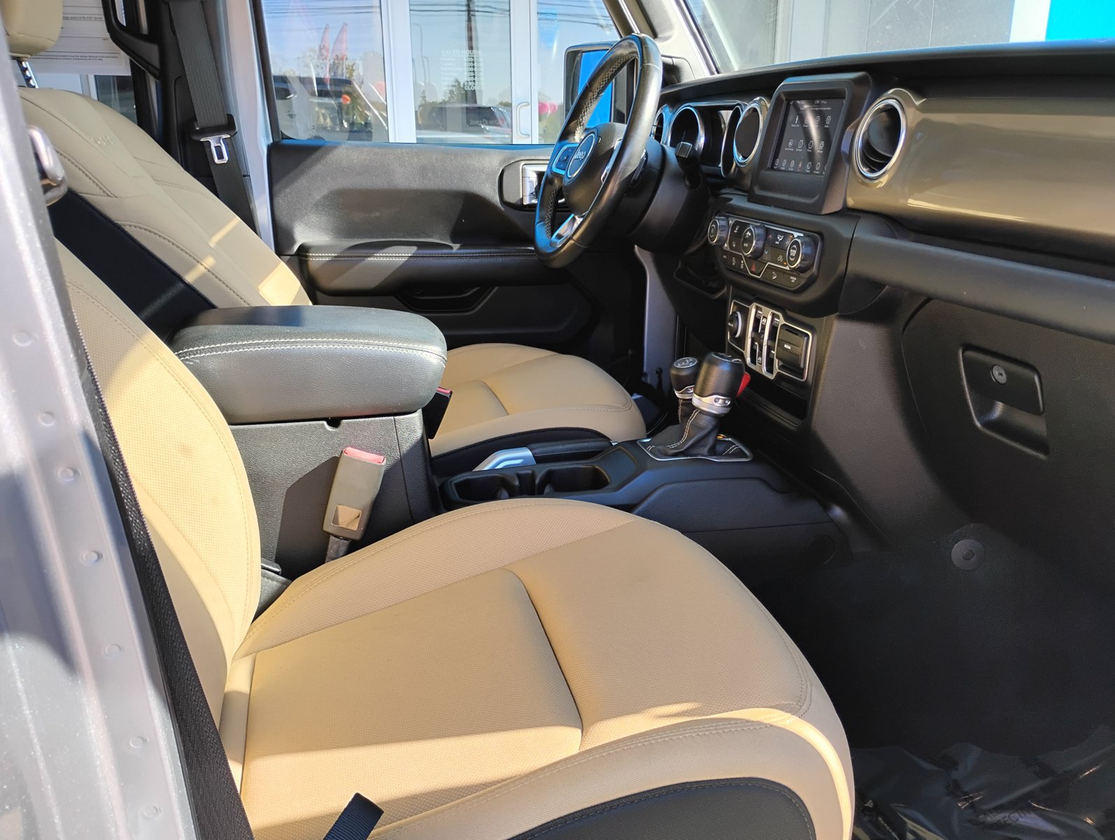 Used 2018 Jeep Wrangler Unlimited Sahara AWD/4WD image 21