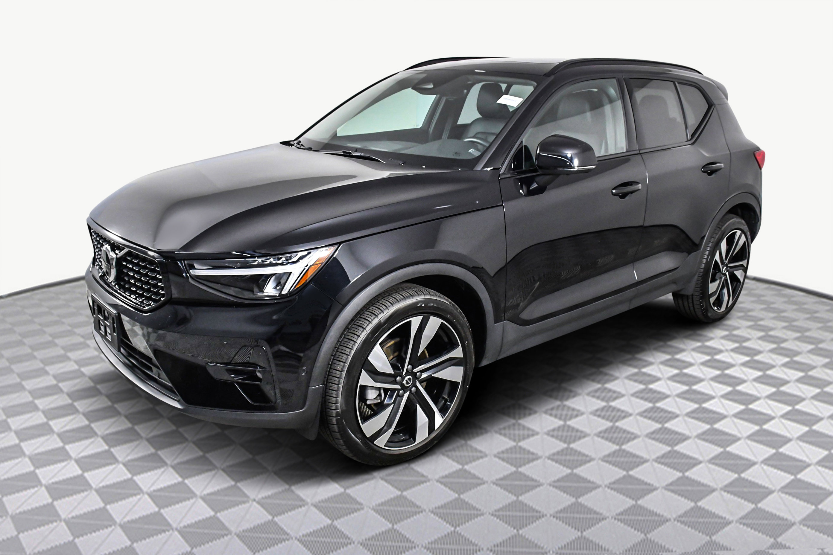 Used 2025 Volvo XC40 B5 Plus image 4