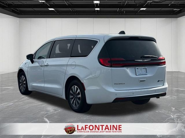 Used 2024 Chrysler Pacifica Limited FWD image 3