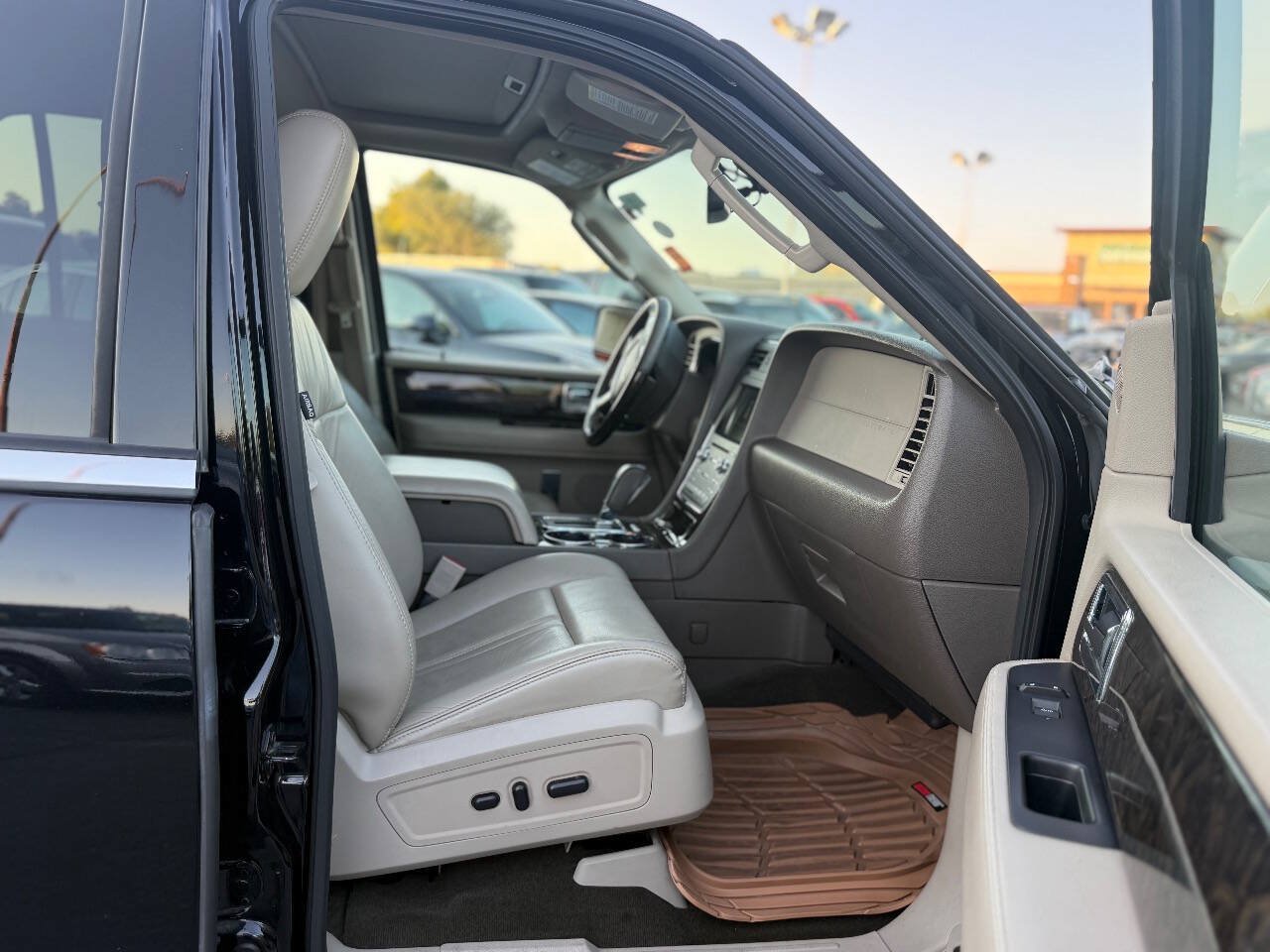 Used 2016 Lincoln Navigator Select AWD/4WD image 17