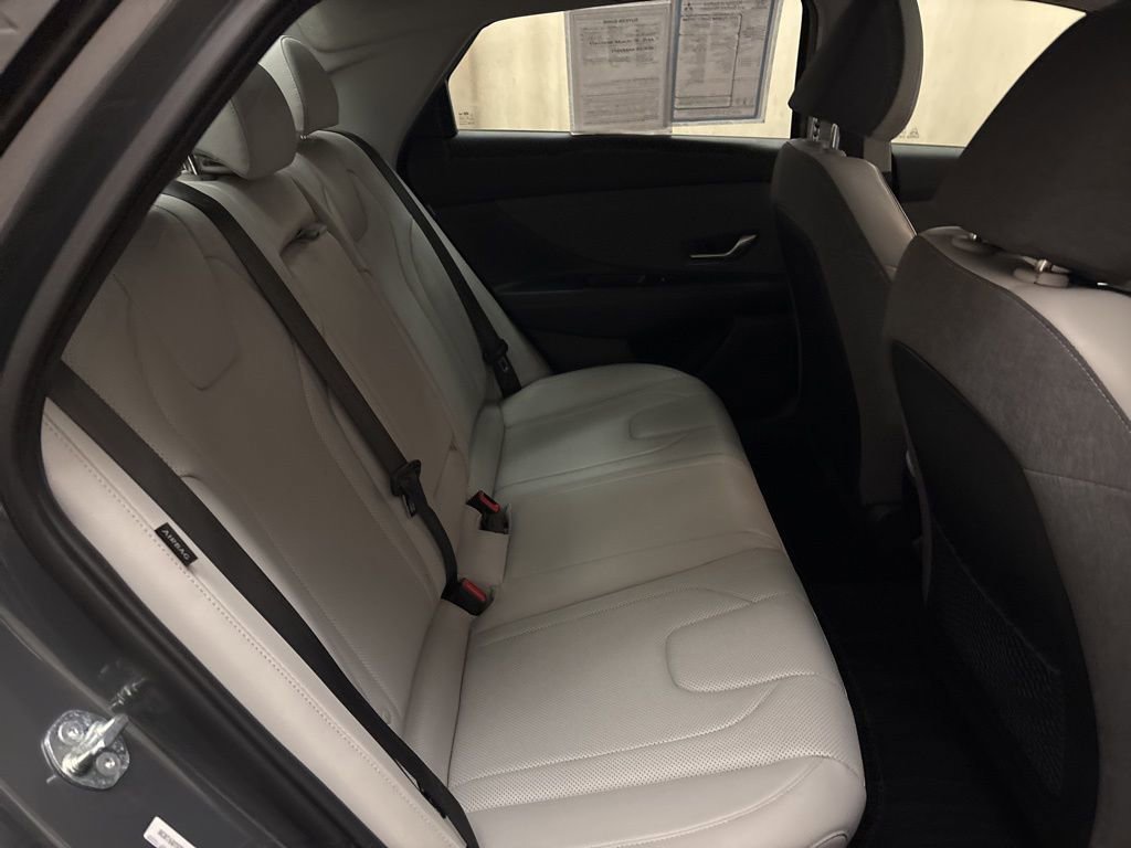Used 2025 Hyundai Elantra Limited image 23