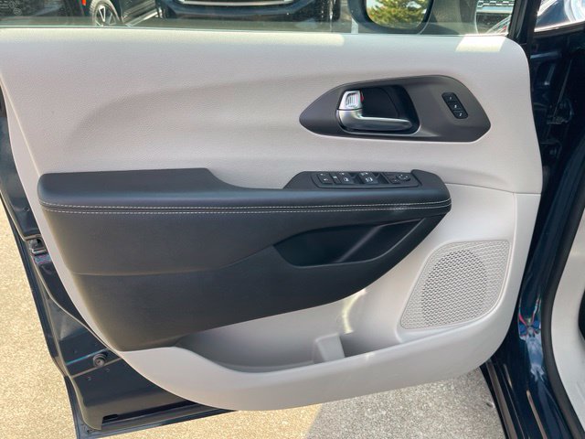 Used 2023 Chrysler Pacifica Touring-L AWD/4WD image 21
